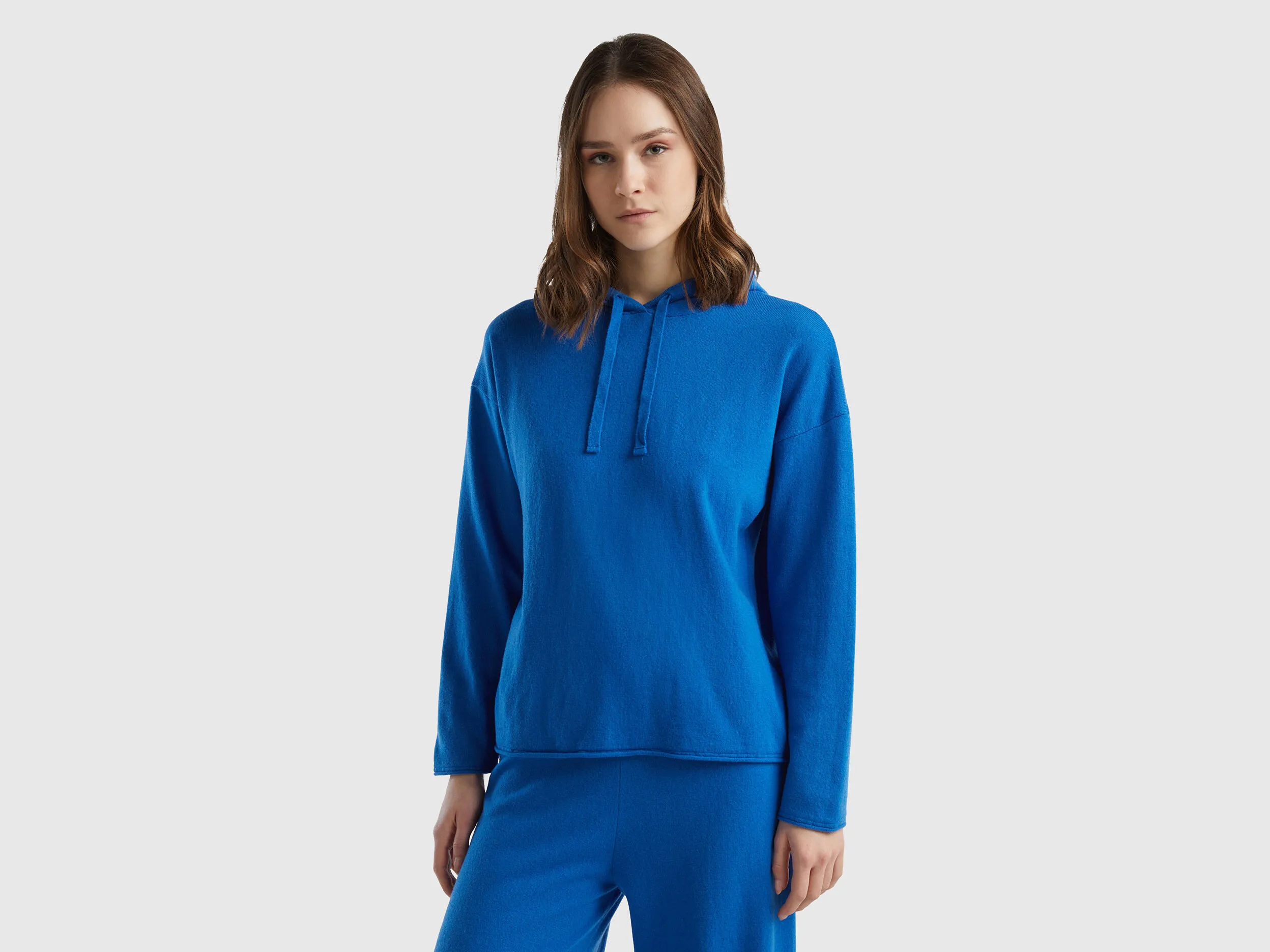 Jersey azul oscuro de cachemir mixto con capucha